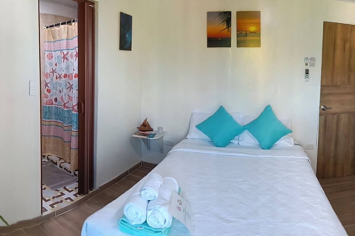 Standard Room, 1 Double Bed, Mountain View | Hypo-allergenic bedding available, down comforters, WiFi (free)