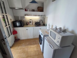 Cafeteira/chaleira, geladeira, micro-ondas, fogão