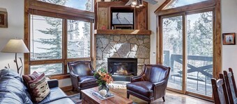 Ski-in/ski-out 3 Bedroom Townhome at Snowflake Lift With Private Hot Tub