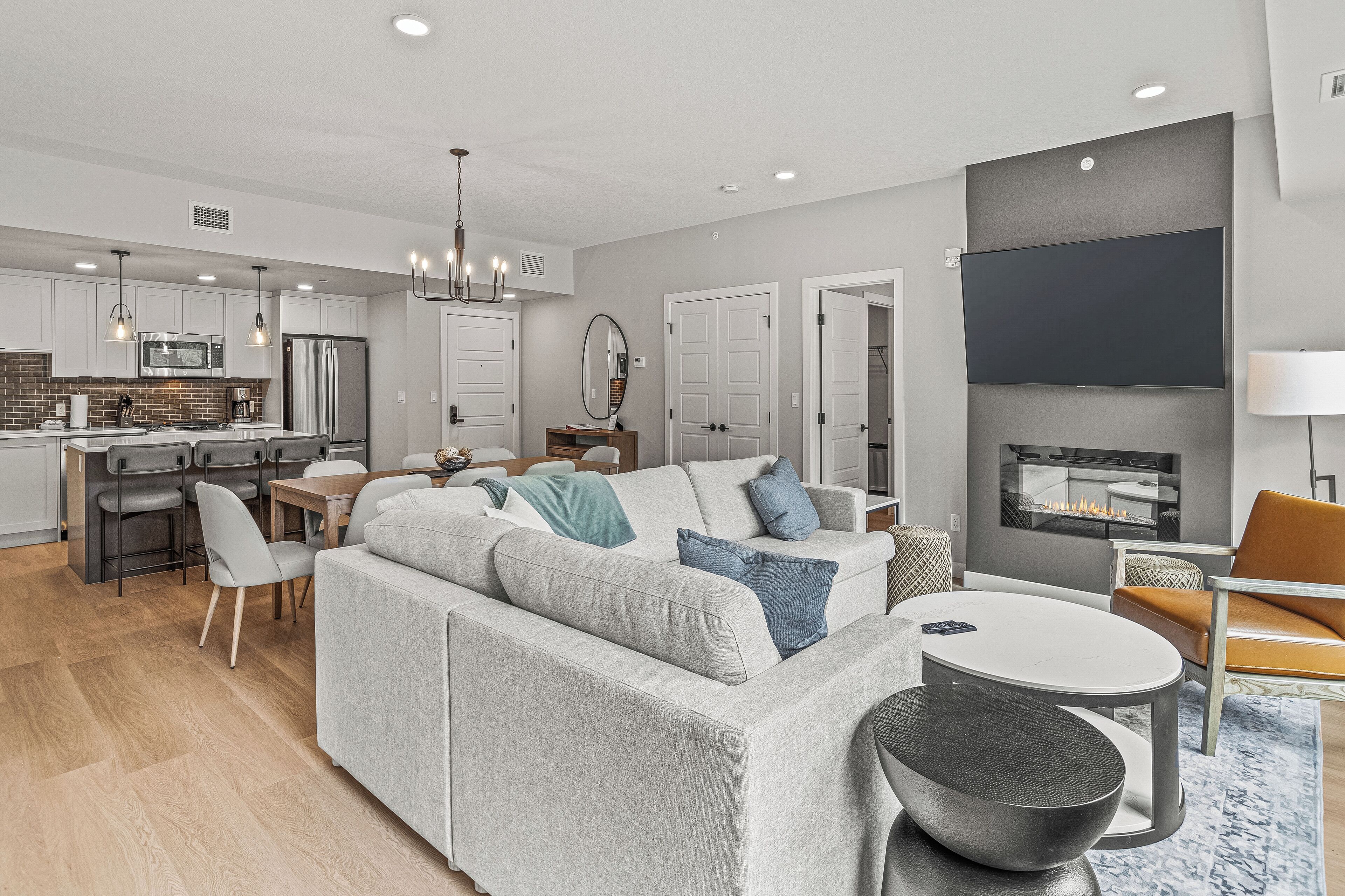 Smart TV, fireplace