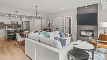 Smart TV, fireplace