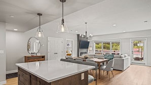 Interior - New Top Floor 3Bed/2Bath, sleeps 8. Outdoor pool and Hot Tub Open Year Round! (Dead Man's Flats)