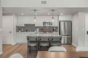 Fridge, microwave, oven, stovetop - New Top Floor 3Bed/2Bath, sleeps 8. Outdoor pool and Hot Tub Open Year Round! (Dead Man's Flats)