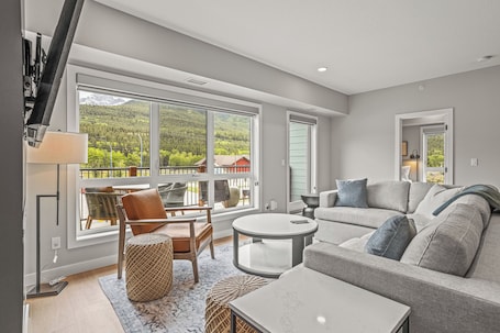 Smart TV, fireplace. New Top Floor 3Bed/2Bath, sleeps 8. Outdoor pool and Hot Tub Open Year Round!