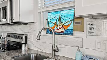 Een koelkast, een microgolfoven, een oven, een kookplaat