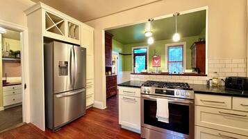 Coffee/tea maker, fridge, microwave, oven