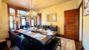 A dining room with a long table set for six, a chandelier, wooden chairs, and a bench. - 2,200 Sq Ft w/ 2 Gamerooms, Firepit & Grill 15 Minutes To Hershey (Palmyra)