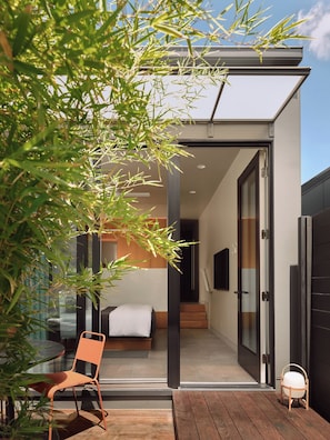 Luxury Studio Suite, 1 King Bed, Lanai | Lanai - Frame Hotel - SoCo (Austin)