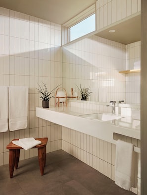 Luxury Studio Suite, 1 King Bed, Lanai | Bathroom