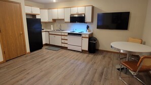 Unclassified image, 5 of 8, button - RiverTown Retro | King Bed | Near Deaconess | Pet-Friendly (Newburgh)