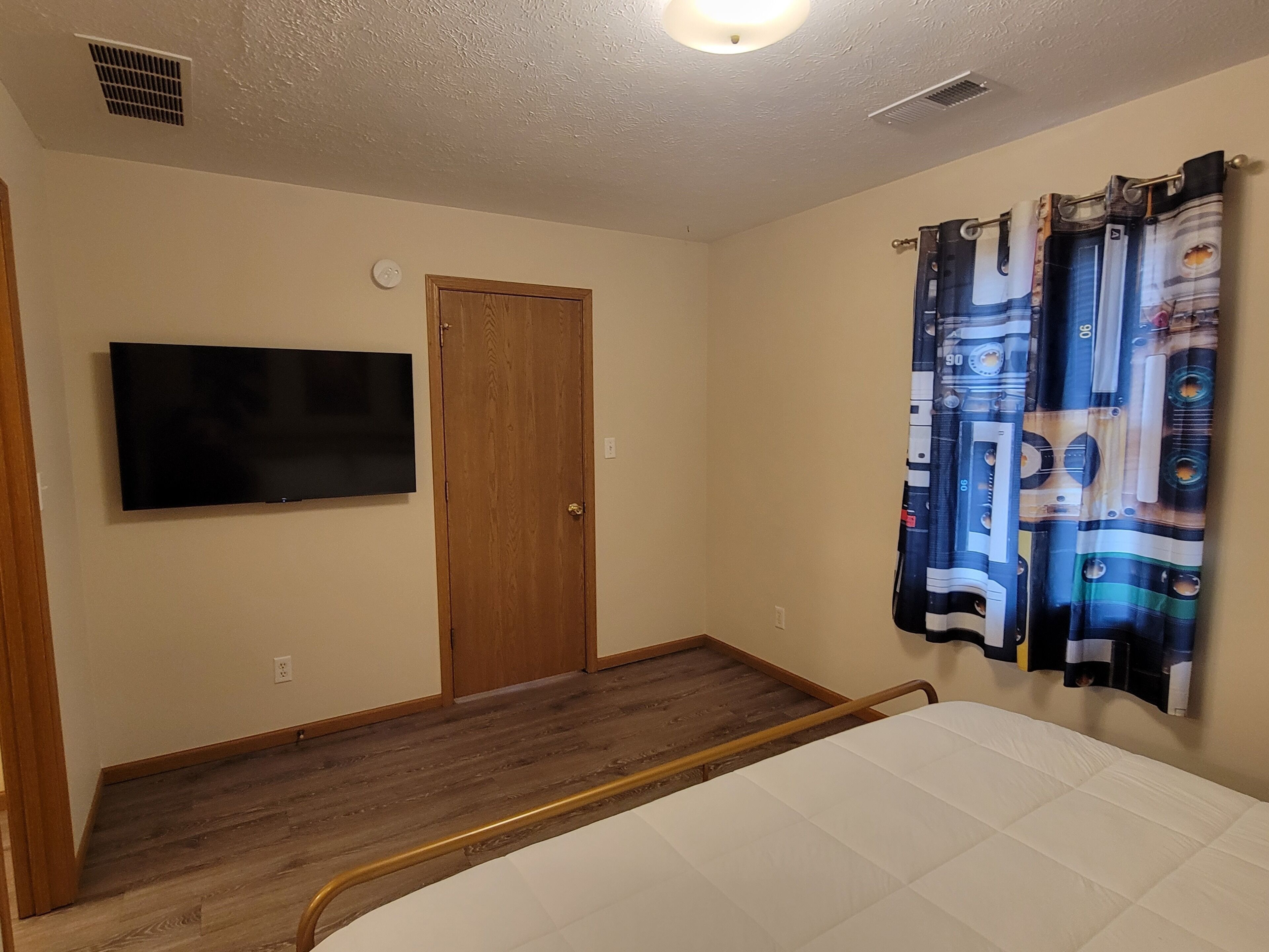 Rivertown Retro | King Bed | Near Deaconess | Pet-friendly - Newburgh, IN