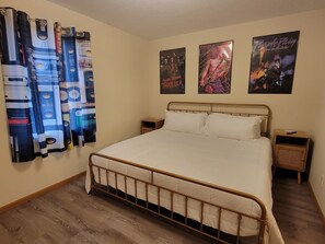 1 quarto, escrivaninha, ferros/tábuas de passar roupa, berço de viagem