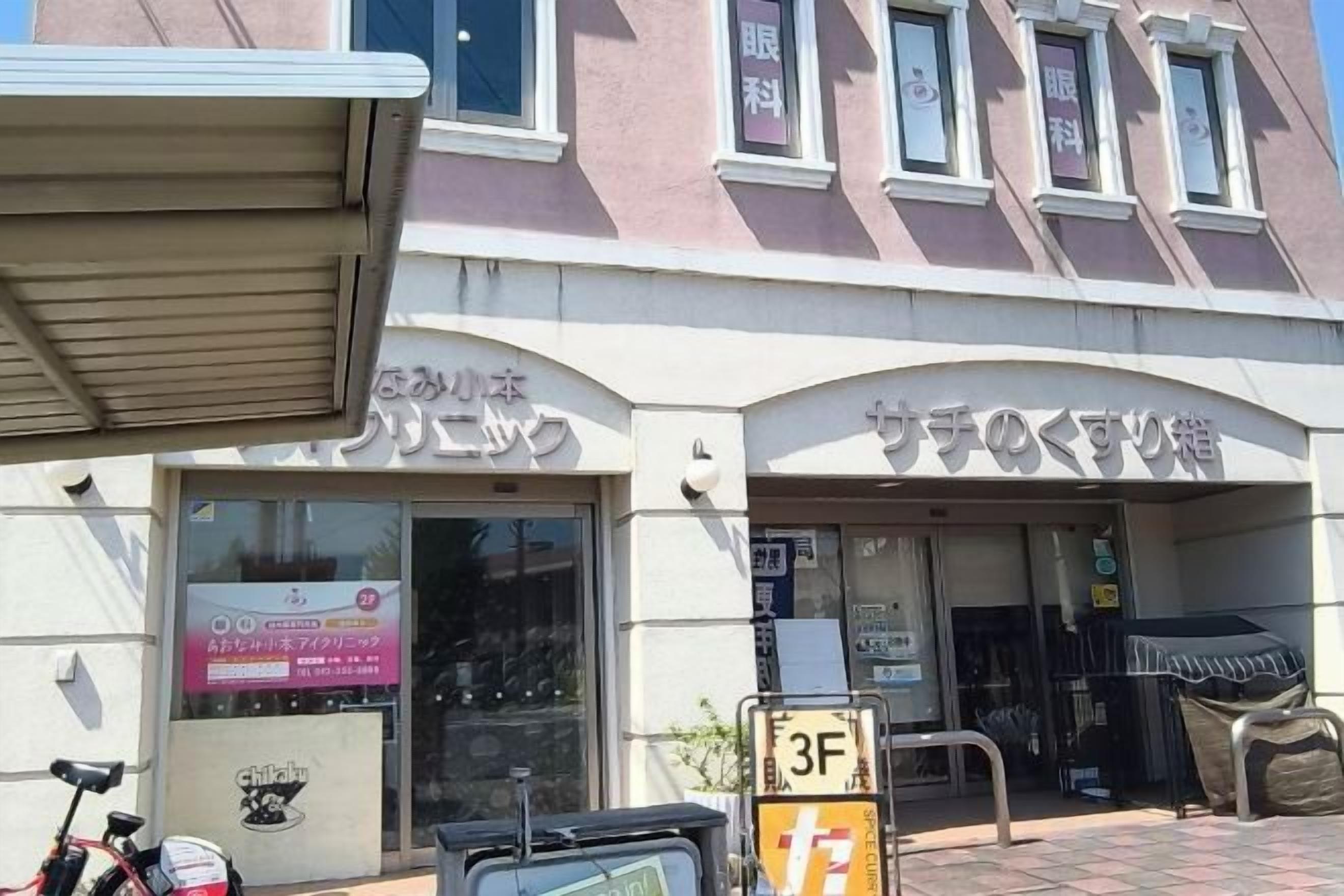 A building with a storefront and a sign that reads '3F'.