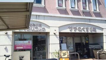 A building with a storefront and a sign that reads '3F'.