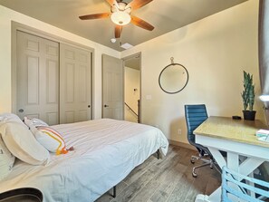 4 habitaciones, escritorio y tabla de planchar con plancha