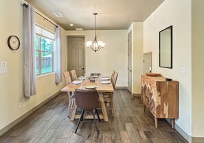 Dining - Spacious 4-bedroom Flagstaff Retreat with AC, EV Charger (Flagstaff)