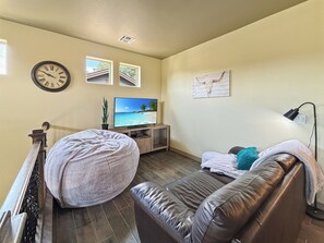 Smart TV, fireplace, DVD player, ping pong