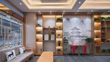 Un interior moderno con sofá, mesa y decoración mural.