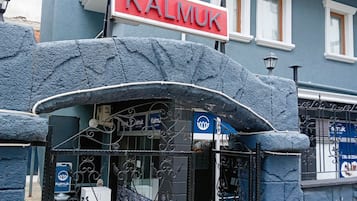 Entrada de un edificio con un letrero que dice "KALMUK".