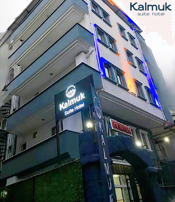 A multi-story building with the sign "Kalmuk Suite Hotel" indicating it is a hotel. - Kalmuk Suite Hotel (Trabzon)