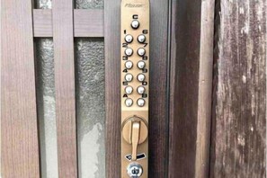 Unclassified image, 2 of 8, button - Tsurui Goshonishi (Kyoto)
