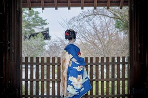 Unclassified image, 4 of 8, button - Tsurui Goshonishi (Kyoto)