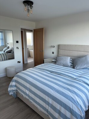 3 chambres, fer et planche à repasser, Wi-Fi, draps fournis