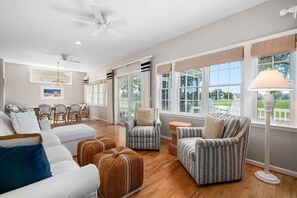 Een smart-tv en een open haard