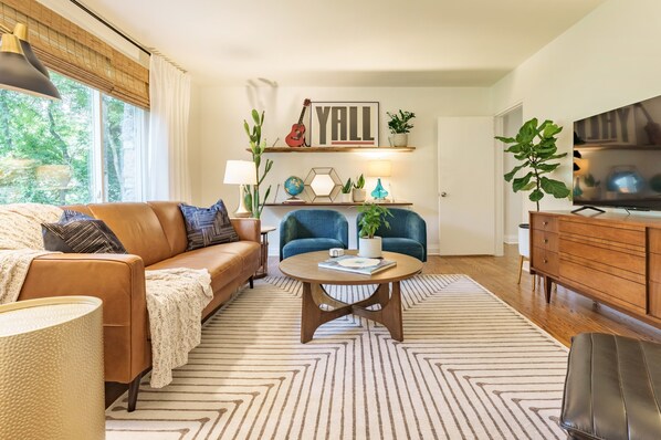 Smart TV, DVD player, books, offices - East Nash Cottage | Holiday Décor | Fire Pit (Nashville)