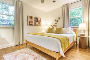 3 habitaciones, escritorio y tabla de planchar con plancha 