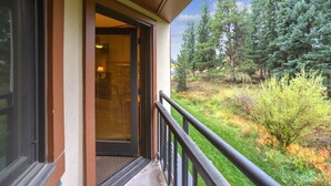 A balcony with a view of a forested area. - Village at Breckenridge - 2 Bedroom Ski In/ski Out Condo (Breckenridge)