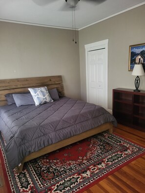 2 chambres, bureau, fer et planche à repasser, lit parapluie