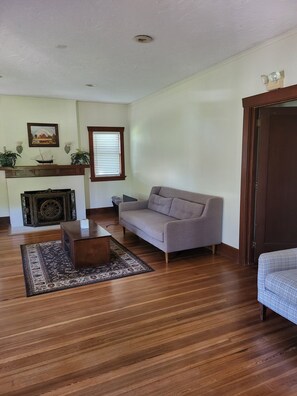 TV connectée, livres, espaces bureaux