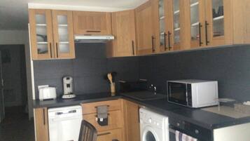 Fridge, microwave, stovetop, dishwasher