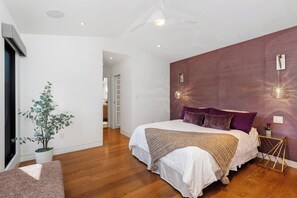 4 bedrooms, iron/ironing board, WiFi, bed sheets