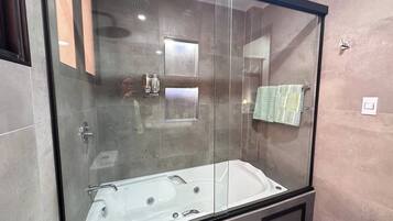 Douche, sèche-cheveux, serviettes fournies, savon