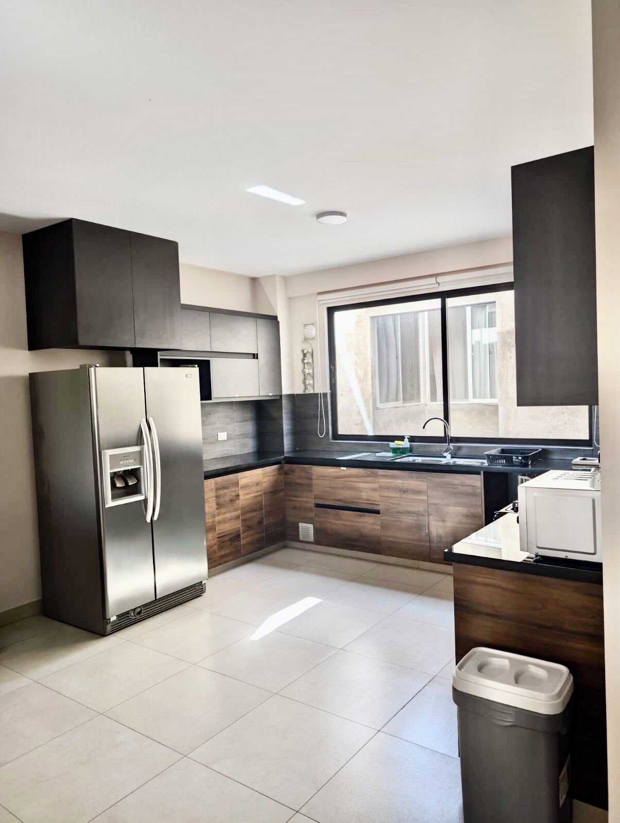 Refrigerador, microondas, placa de cocina, tostadora