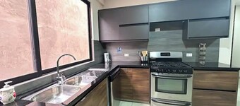 Luxury apartment/3 Beths/3 Queen Beds 2 1/2 Baths