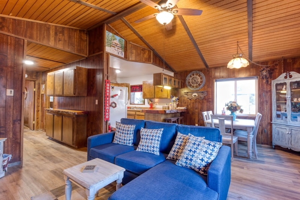 Smart-TV, peis, DVD-spiller og bøker