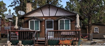 Cozy Quiet wooden cabin in enchanting Big Bear, AC, Heat, WiFi, King bed, pet fe