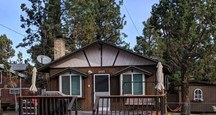 Cozy Quiet wooden cabin in enchanting Big Bear, AC, Heat, WiFi, King bed, pet fe