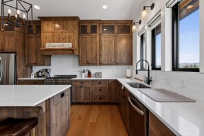 Coffee/tea maker, fridge, microwave, oven - New Modern 5BR with AC - Walk to Targhee Shuttle (Driggs)