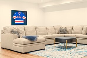 Smart TV, fireplace, computer monitors - Modern Mountain 5BR Near Town and Targhee Shuttle (Driggs)