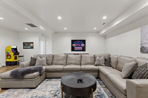 Smart TV, fireplace, computer monitors - New Modern 5BR with AC - Walk to Targhee Shuttle (Driggs)