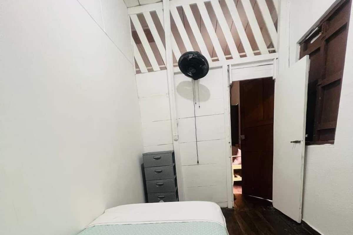 Habitación individual económica, patio | Edredones de plumas, wifi gratis, ropa de cama