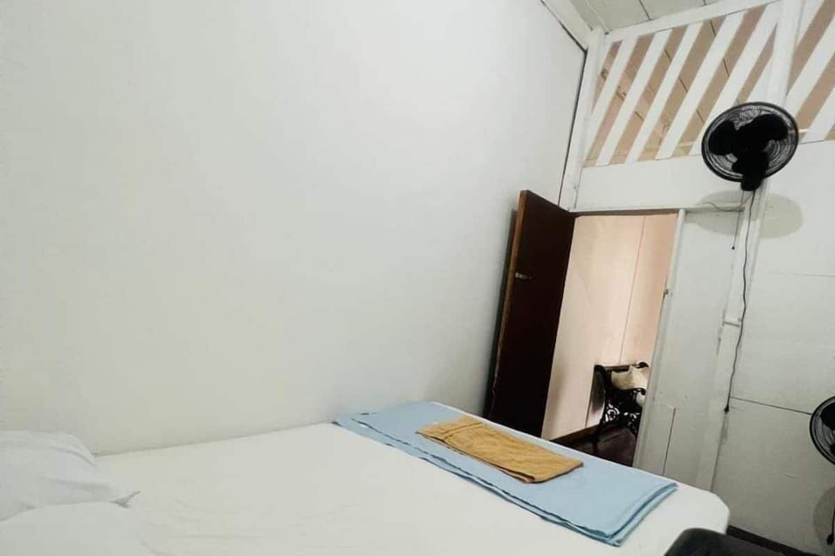 Habitación básica doble, patio | Edredones de plumas, wifi gratis, ropa de cama