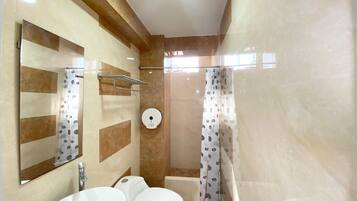 Comfort Room, 1 Queen Bed | Bathroom