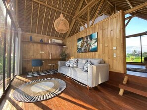Living area - Charming 1-bedroom villa in enchanting Ubud with AC, WiFi, and Ricefields View (Ubud)