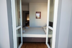 3 bedrooms, WiFi, bed sheets - Elegant three-bedroom apartment with pool (Padenghe Sul Garda)