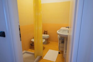 Doccia, asciugacapelli, bidet, asciugamani